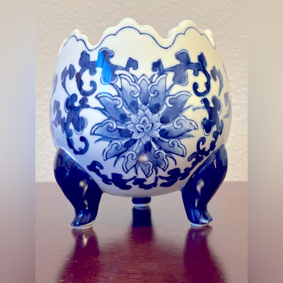 ASIAN BLUE AND WHITE FOOTED BOWL WITH IRREGULAR EDGING 6 5/8” Height - Picture 1 of 6